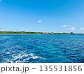 船から見た青空の下の島 135531856