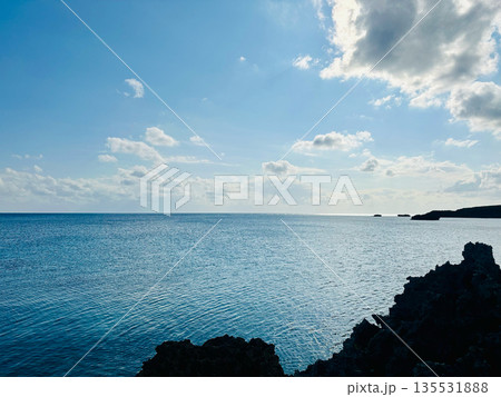 海に浮かぶ島 海に浮かぶ島 135531888