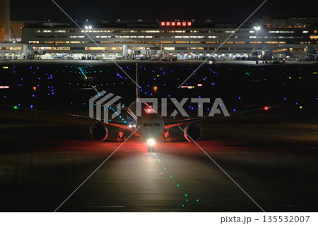 離陸に向かう飛行機 135532007