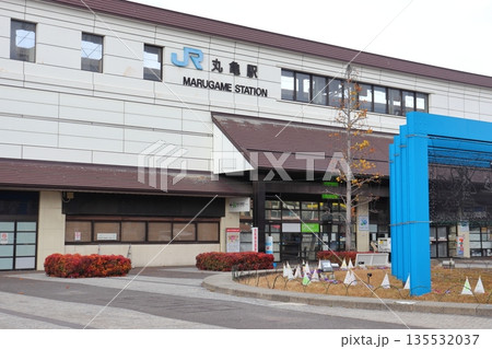 予讃線 丸亀駅目の様子（香川県丸亀市） 135532037