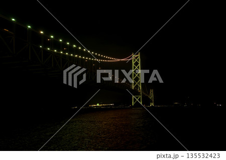 ライトアップされた明石海峡大橋 135532423