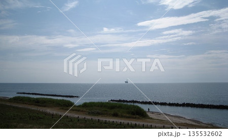 海と青空と油田が見える丘 135532602