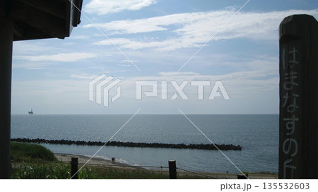 海と青空と油田が見える丘 海と青空と油田が見える丘 135532603
