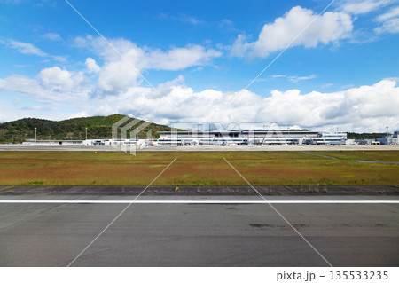 旅客機内から見た広島空港 旅客機内から見た広島空港 135533235