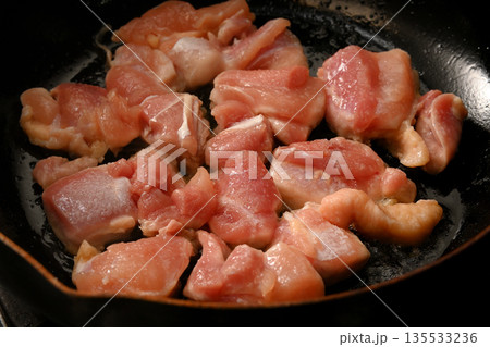 鳥もも肉を焼いている様子 鳥もも肉を焼いている様子 135533236