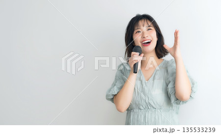 マイクを持って歌う女性 135533239