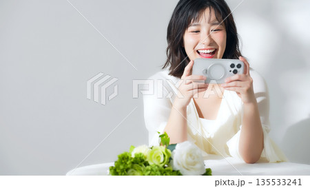 リラックスしてスマホを見る女性 135533241