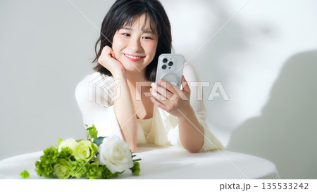 リラックスしてスマホを見る女性 135533242