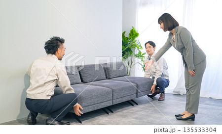 家具の設置作業をする作業員 135533304