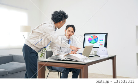 オフィスで会議する作業員のグループ 135533313