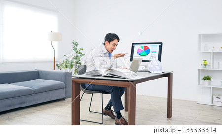 スマホで通話しながら怒る男性作業員 135533314