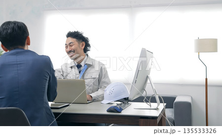 オフィスで会議するビジネスパーソンと作業員のグループ 135533326