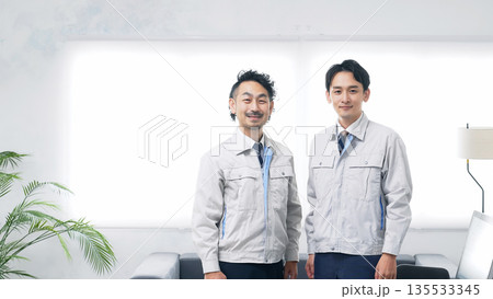オフィスに立つ作業員のグループ 135533345
