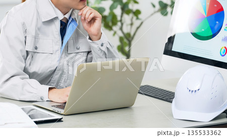 オフィスでPCを見ながら仕事する男性作業員 135533362