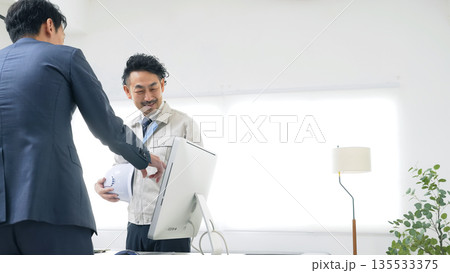 オフィスで会議するビジネスパーソンと作業員のグループ 135533375