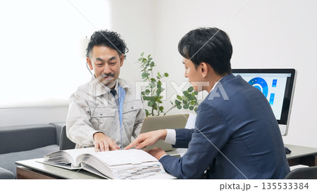 オフィスで会議するビジネスパーソンと作業員のグループ 135533384