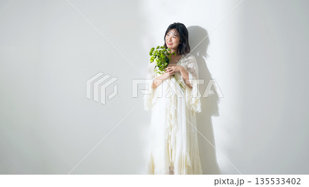 女性の美容・ファッションイメージ 135533402