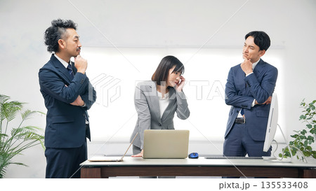 オフィスで悩むビジネスパーソンのグループ 135533408