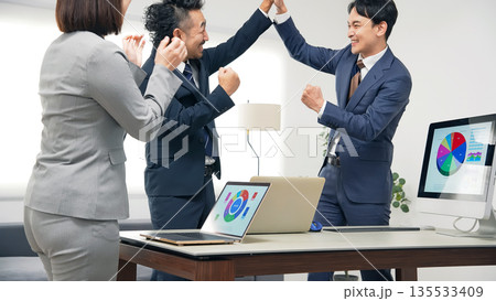オフィスで喜ぶビジネスパーソンのグループ オフィスで喜ぶビジネスパーソンのグループ 135533409