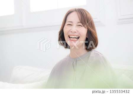 笑顔のシニア女性 スッキリした気持ちの笑顔更年期などもがんばるぞ!クローズアップ 笑顔のシニア女性 スッキリした気持ちの笑顔更年期などもがんばるぞ!クローズアップ 135533432