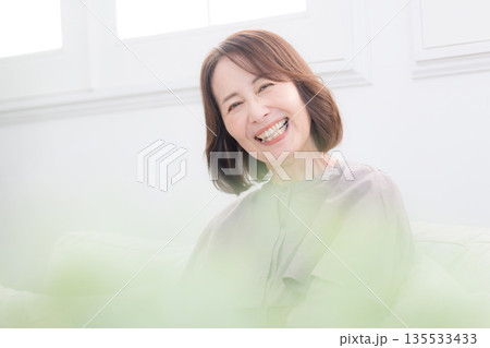 笑顔のシニア女性　スッキリした気持ちの笑顔更年期などもがんばるぞ！クローズアップ 135533433