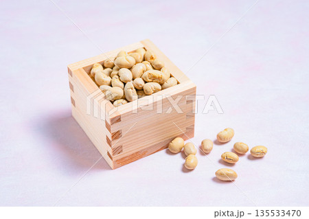 木枡に入った節分の豆 福豆と豆まきのイメージ素材 木枡に入った節分の豆 福豆と豆まきのイメージ素材 135533470