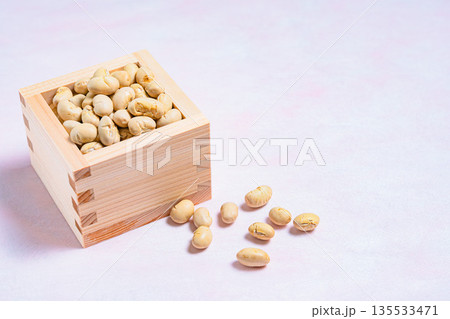 木枡に入った節分の豆 福豆と豆まきのイメージ素材 135533471