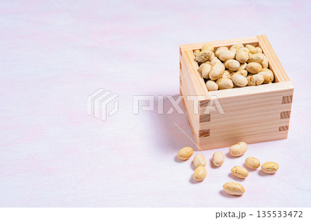 木枡に入った節分の豆 福豆と豆まきのイメージ素材 135533472