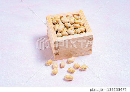 木枡に入った節分の豆 福豆と豆まきのイメージ素材 木枡に入った節分の豆 福豆と豆まきのイメージ素材 135533473