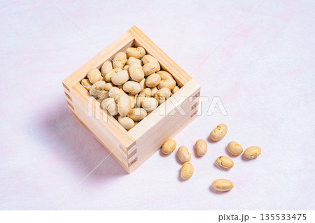 木枡に入った節分の豆 福豆と豆まきのイメージ素材 木枡に入った節分の豆 福豆と豆まきのイメージ素材 135533475