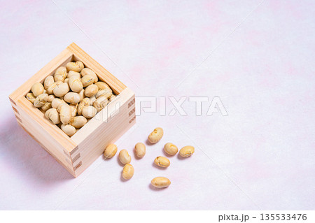 木枡に入った節分の豆 福豆と豆まきのイメージ素材 木枡に入った節分の豆 福豆と豆まきのイメージ素材 135533476