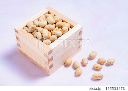 木枡に入った節分の豆 福豆と豆まきのイメージ素材 木枡に入った節分の豆 福豆と豆まきのイメージ素材 135533478