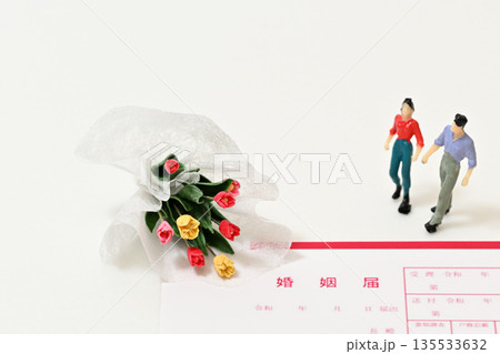 チューリップの花束と婚姻届 チューリップの花束と婚姻届 135533632