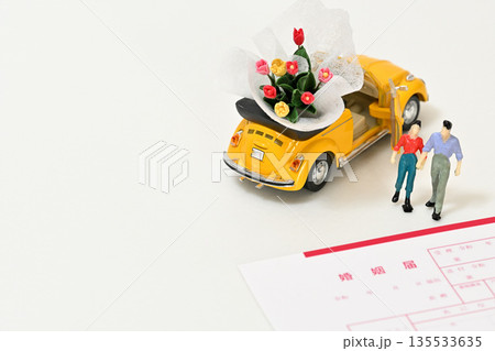 自動車に乗せたチューリップの花束 婚姻届 135533635