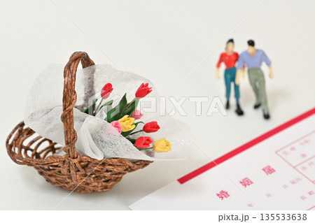 チューリップの花束と婚姻届 チューリップの花束と婚姻届 135533638