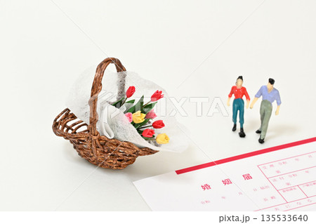 チューリップの花束と婚姻届 チューリップの花束と婚姻届 135533640