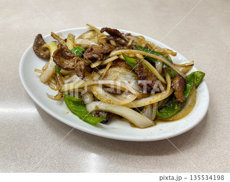 野菜レバー炒め。玉ねぎとピーマンと牛レバーを炒めた料理。 野菜レバー炒め。玉ねぎとピーマンと牛レバーを炒めた料理。 135534198