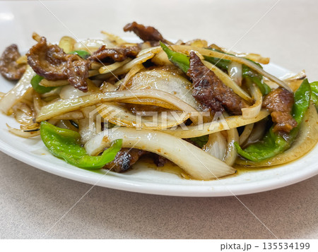 野菜レバー炒め。玉ねぎとピーマンと牛レバーを炒めた料理。 135534199