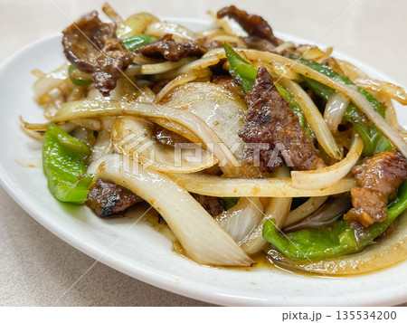 野菜レバー炒め。玉ねぎとピーマンと牛レバーを炒めた料理。 野菜レバー炒め。玉ねぎとピーマンと牛レバーを炒めた料理。 135534200