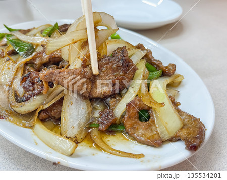 野菜レバー炒め。玉ねぎとピーマンと牛レバーを炒めた料理。 135534201