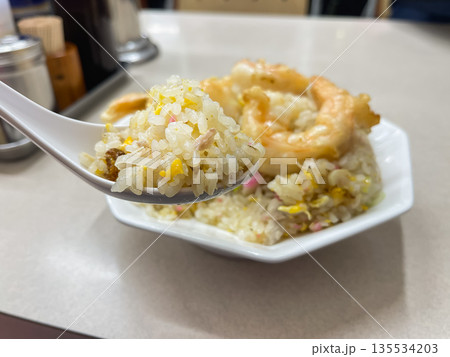 海老チャーハン。えび天ぷらが乗った炒飯。 海老チャーハン。えび天ぷらが乗った炒飯。 135534203