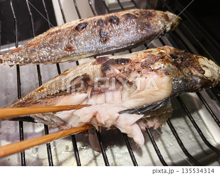 アジの塩焼き 旬の鯵を香ばしく焼いた定番魚料理 アジの塩焼き 旬の鯵を香ばしく焼いた定番魚料理 135534314