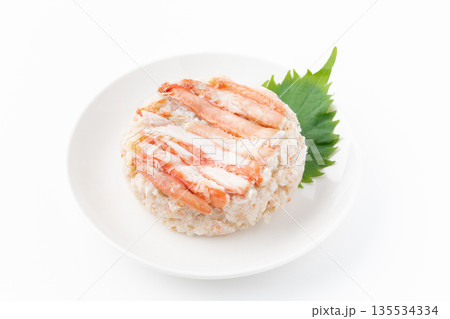 白背景にお皿に盛りつけた紅ズワイガニの水煮 135534334