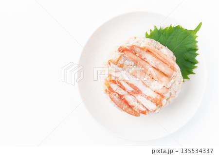 白背景にお皿に盛りつけた紅ズワイガニの水煮 白背景にお皿に盛りつけた紅ズワイガニの水煮 135534337