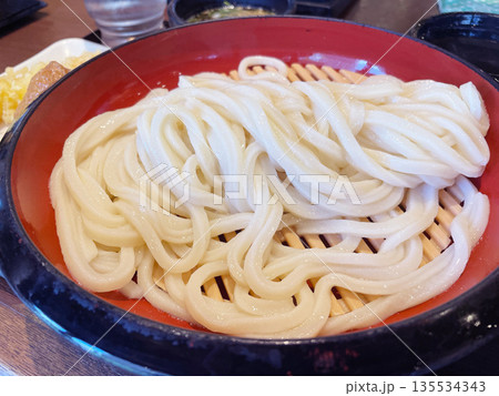 ざるうどん 冷たい麺つゆで食べる夏の定番うどん ざるうどん 冷たい麺つゆで食べる夏の定番うどん 135534343
