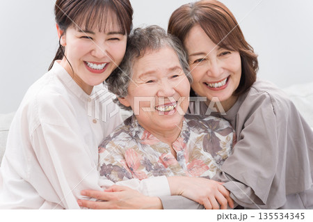 笑顔の女性三世代家族 135534345