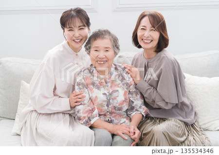 笑顔の女性三世代家族 135534346