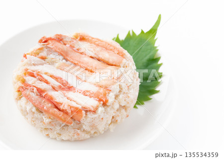 お皿に盛りつけた紅ズワイガニの水煮のクローズアップ お皿に盛りつけた紅ズワイガニの水煮のクローズアップ 135534359