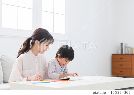 家でお絵描きする子供とママ 135534363