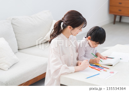 家でお絵描きする子供とママ 135534364